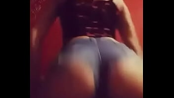 Mimaa conti moviendo el culo