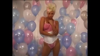 99 balloons and 1 blonde