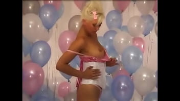 99 balloons and 1 blonde
