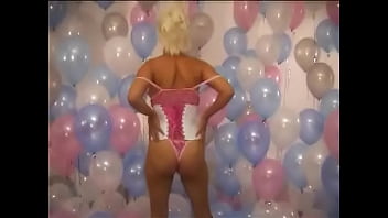 99 balloons and 1 blonde