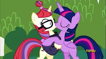 Beso de ponys lesbianas uwu