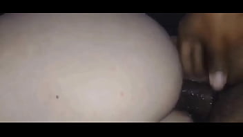 Novinha da bundinha redonda e lisinha implorando para socar no cuzinho dela