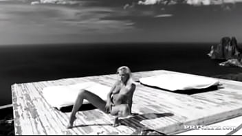 Justine ashley gives her boyfriend a handjob and blowjob for a facial