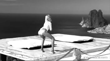 Justine ashley gives her boyfriend a handjob and blowjob for a facial