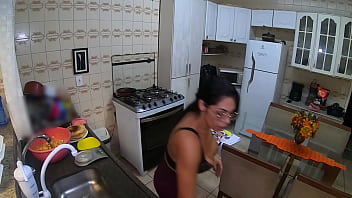Cozinhando para meu amante enquanto meu marido corno trabalha