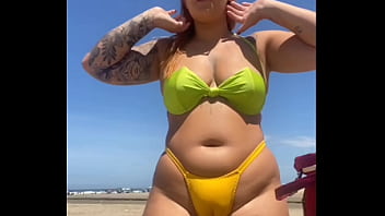 Hoje eu tô afim de mamar vários na praia