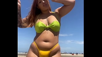 Hoje eu tô afim de mamar vários na praia