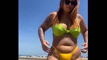 Hoje eu tô afim de mamar vários na praia