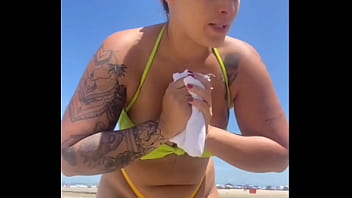 Hoje eu tô afim de mamar vários na praia