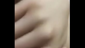 Ella se toca con lo que le digo