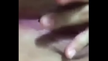 Ella se toca con lo que le digo