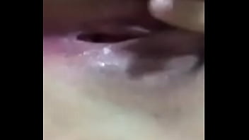 Ella se toca con lo que le digo