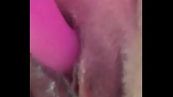 Azhura jugando con su nuevo juguete