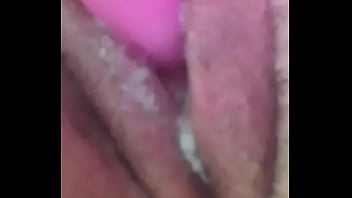 Azhura jugando con su nuevo juguete