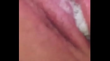 Azhura jugando con su nuevo juguete