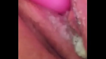 Azhura jugando con su nuevo juguete