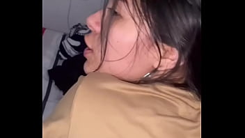 Madrastra caliente me ofrece su coño mojado y cremoso