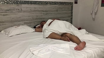 Vecino me folla a cambio de dormir en su casa