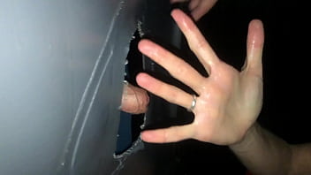 Corno filmando estranho gozar nos peitinhos da namorada pelo glory hole Corno filmando estranho gozar nos peitinhos da namorada pelo glory hole