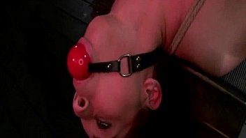 Lascive hooker gives oral