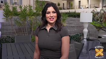 Laury vraie chaudasse se fait soulever par deux gaillards