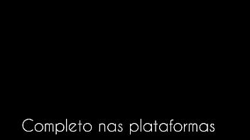 Essa morena gostosa tomando banho chamou seu amigo para fazer um boquete delicioso