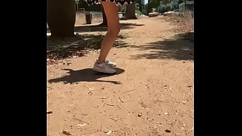 Alilla ходит без трусов