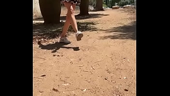 Alilla ходит без трусов