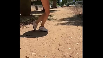 Alilla ходит без трусов