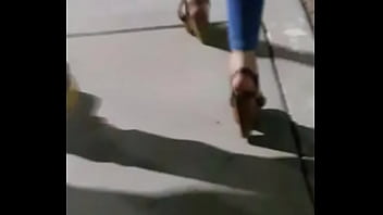 Chica buenota en pantalones az&uacute;les caminando en c&aacute;mara lenta 2da parte