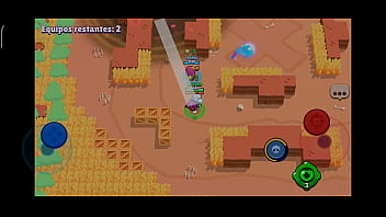 Un hombre juega con su celular