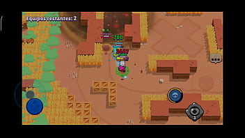 Un hombre juega con su celular