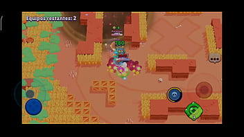 Un hombre juega con su celular