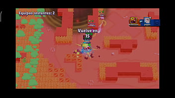 Un hombre juega con su celular