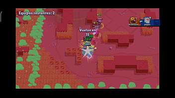 Un hombre juega con su celular