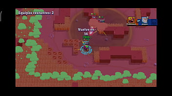 Un hombre juega con su celular