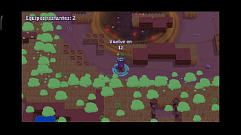 Un hombre juega con su celular