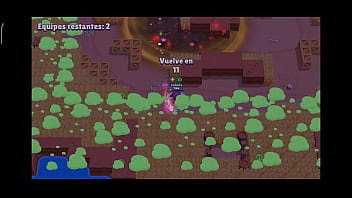 Un hombre juega con su celular