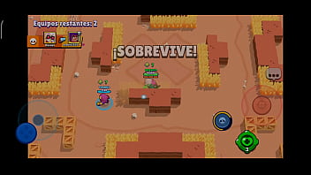 Un hombre juega con su celular