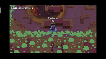 Un hombre juega con su celular