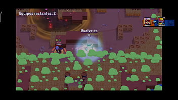 Un hombre juega con su celular