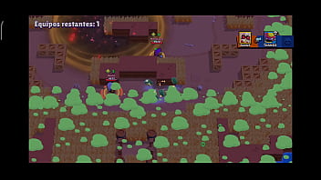 Un hombre juega con su celular