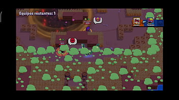 Un hombre juega con su celular