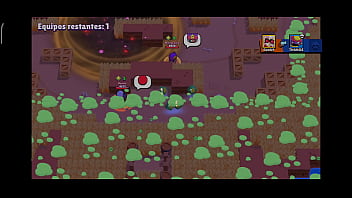 Un hombre juega con su celular