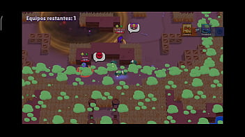 Un hombre juega con su celular