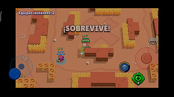 Un hombre juega con su celular