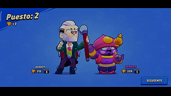 Un hombre juega con su celular