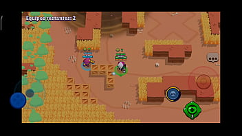 Un hombre juega con su celular