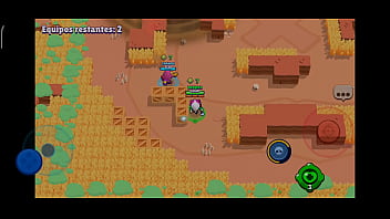 Un hombre juega con su celular