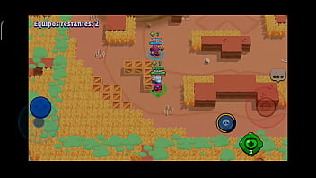 Un hombre juega con su celular